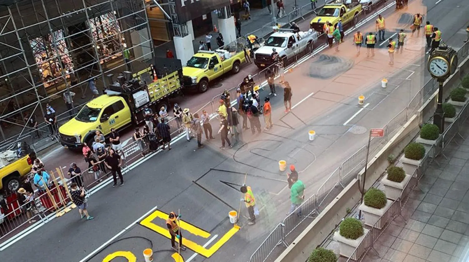 ABD’de Trump Tower’ın karşısına “Black Lives Matter” sloganı yazıldı