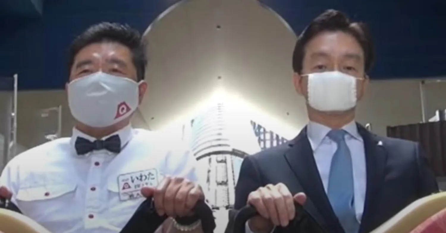 لقطة من الفيديو الذي يظهر فيه مسؤولان تنفيذيان بالملاهي أثناء ركوبهما القطار السريع