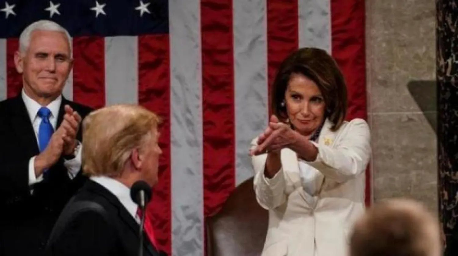 رئيسة مجلس النواب الديمقراطية نانسي بيلوسي تصفق بعد إلقاء ترمب خطابه حول حالة الاتحاد (أرشيفية - رويترز)