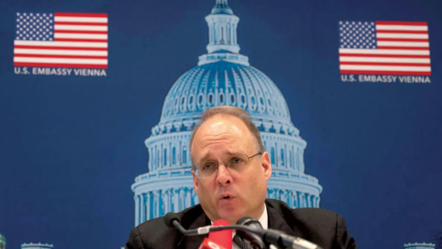 مارشال بيلينغسلي المبعوث الخاص الأميركي لمحادثات سباق التسلح خلال جولة من المحادثات مع نظيره الروسي في فيينا الشهر الماضي (أ.ف.ب)