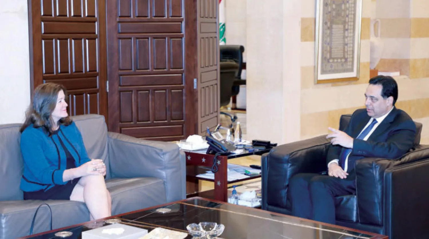 رئيس الحكومة اللبنانية حسان دياب مجتمعاً أمس مع السفيرة الأميركية (دالاتي ونهرا)