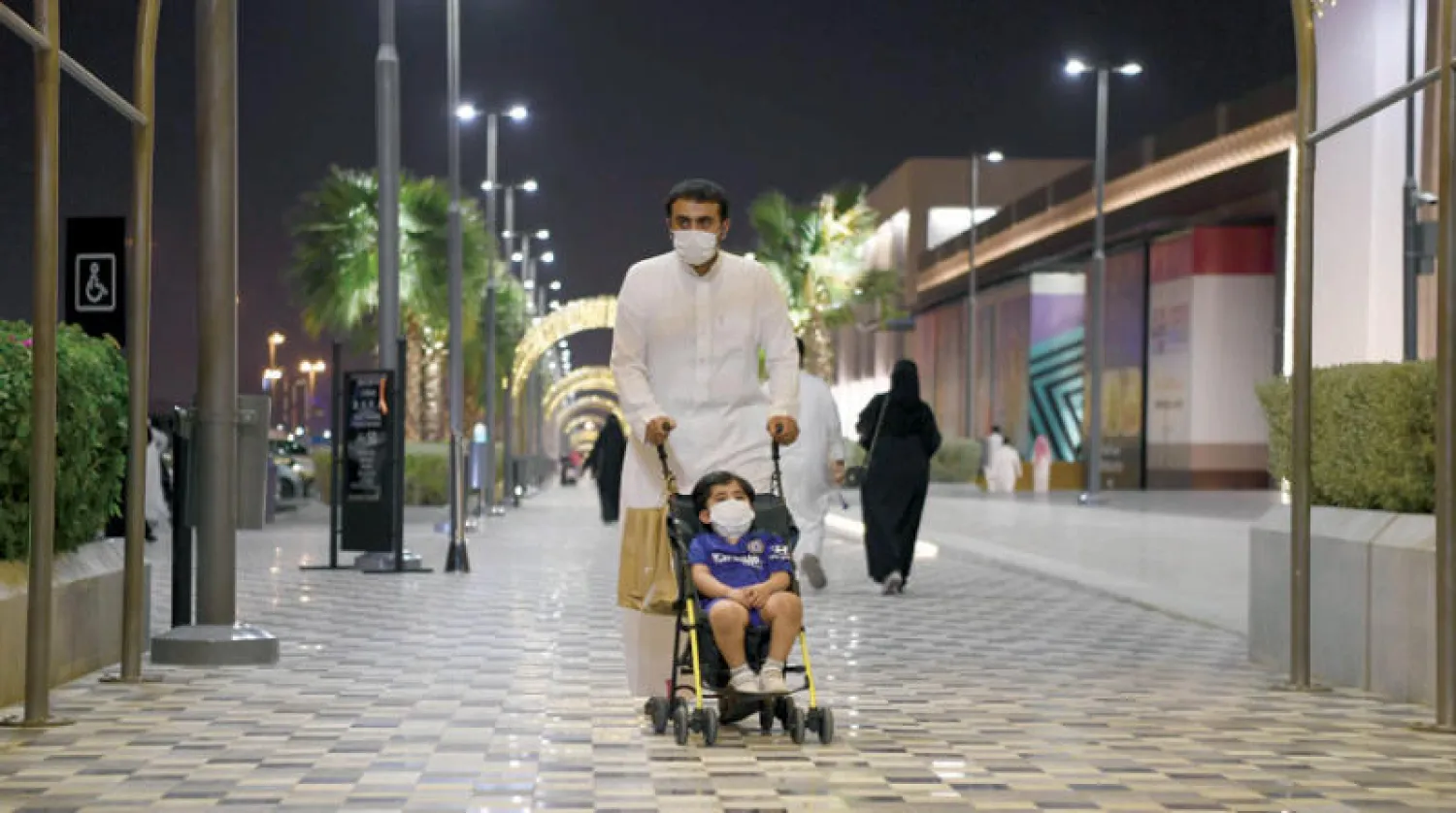 السعوديون يمارسون حياتهم في شكل عادي مع احترام الإجراءات الاحترازية (تصوير: بشير صالح)
