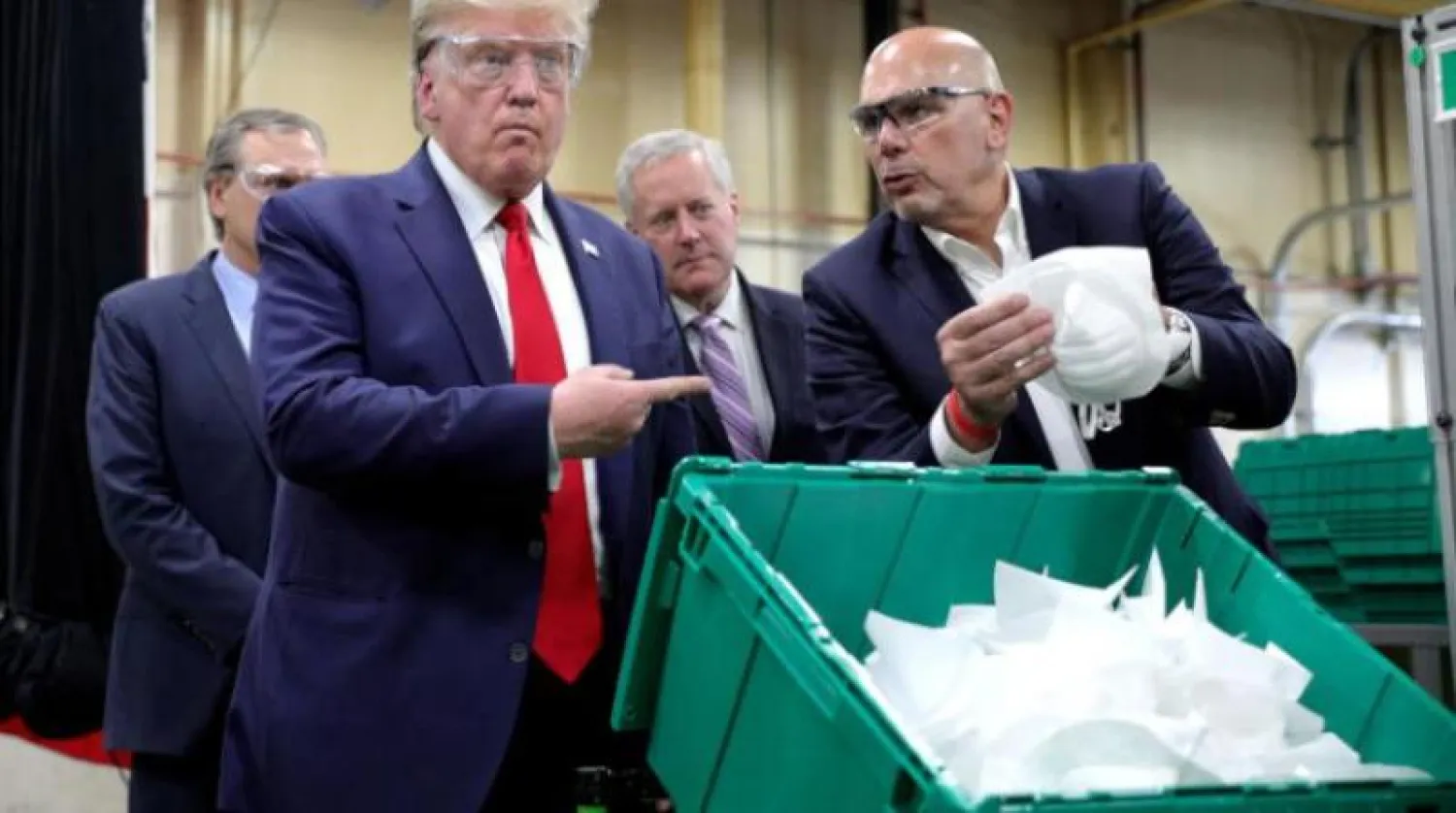 ترمب خلال زيارته لمصنع هانيوال للكمامات في فينيكس (أرشيفية-رويترز)