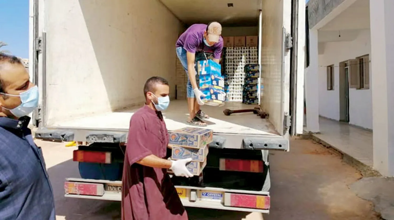 توزيع مواد غذائية على مواطني منطقة كعام المعزولة بسبب تفشي «كورونا» في غرب ليبيا (بلدية زليتن)