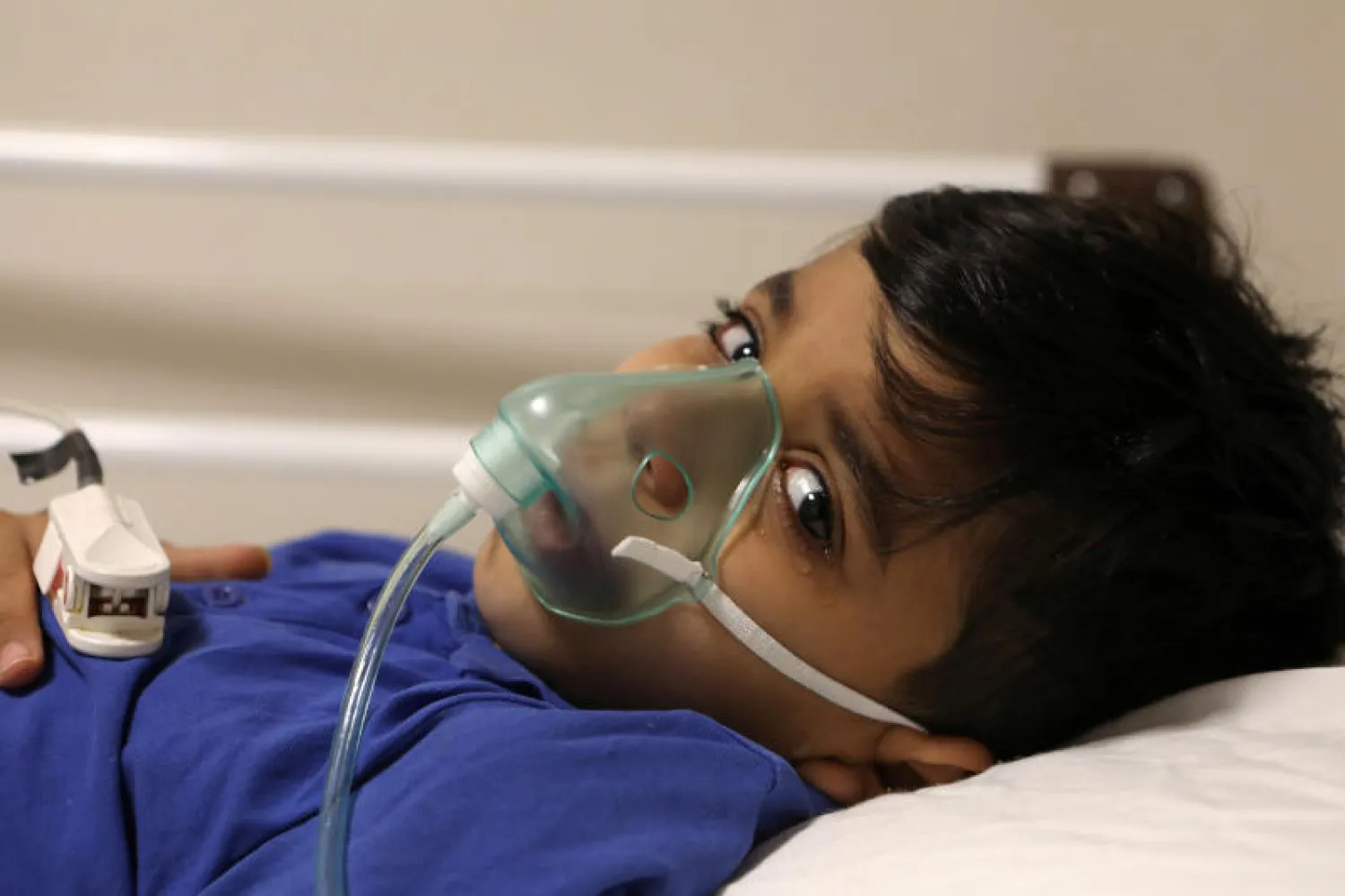 طفل إيراني يشتبه في إصابته بفيروس كورونا يتلقى العلاج في مستشفى للأطفال بالعاصمة طهران (رويترز)