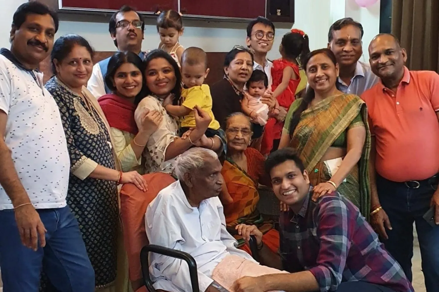 Hindistan'da bazı hastanelerde hasta yataklarında birden fazla kişinin yatmak zorunda kaldığı aktarılmıştı (Mukul Garg)

