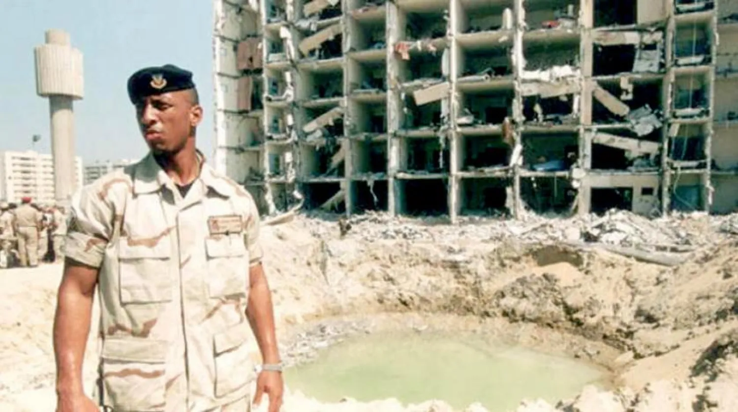 Haziran 1996'da Suudi Arabistan'ın Zahran şehrindeki el-Huber Kuleleri’nde meydana gelen ve 19 ABD’linin ölümüne yol açan patlama sahasının önü. (Getty Images)