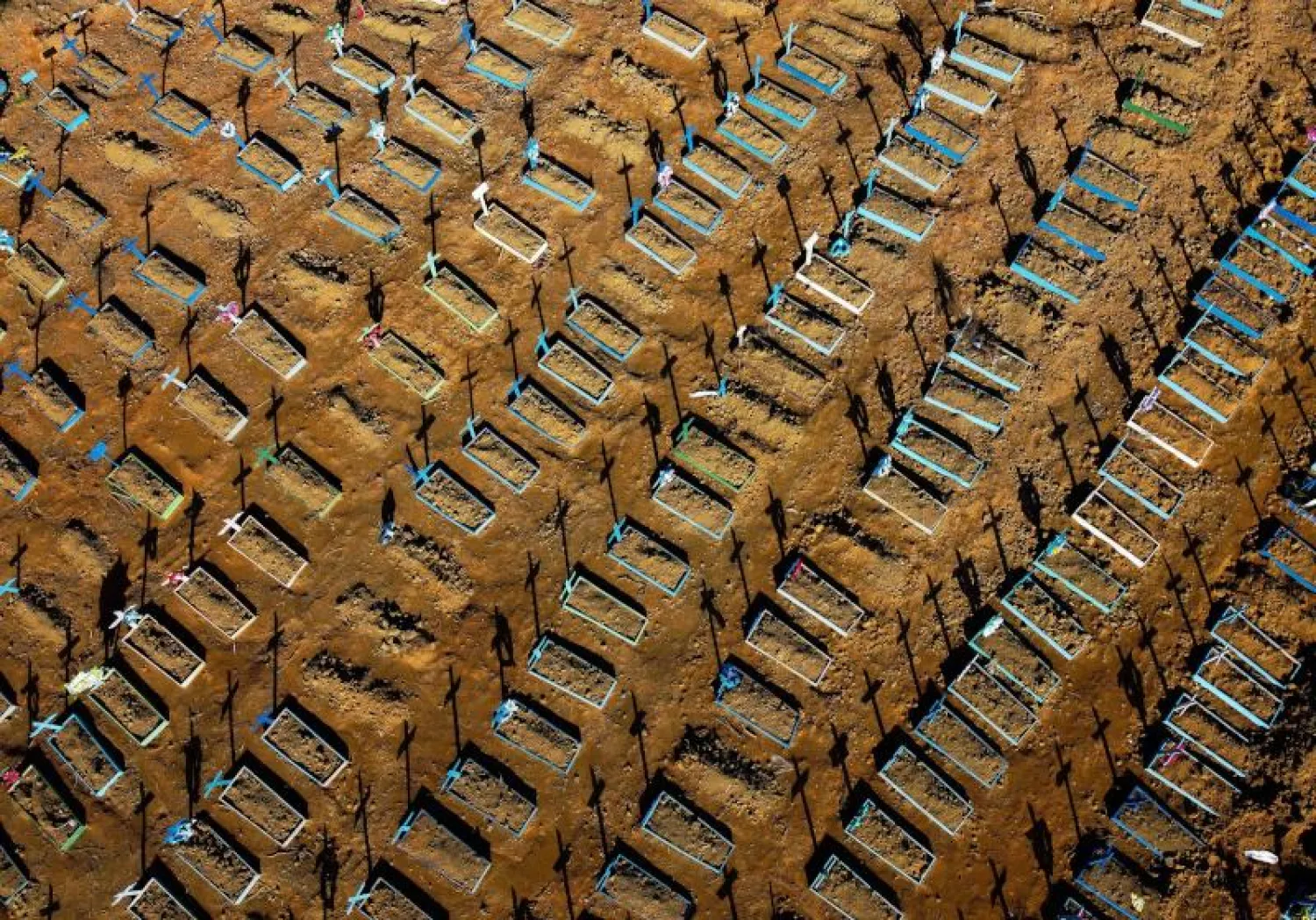 جانب من قبور لضحايا كورونا في ماناوس بالبرازيل (أ.ف.ب)