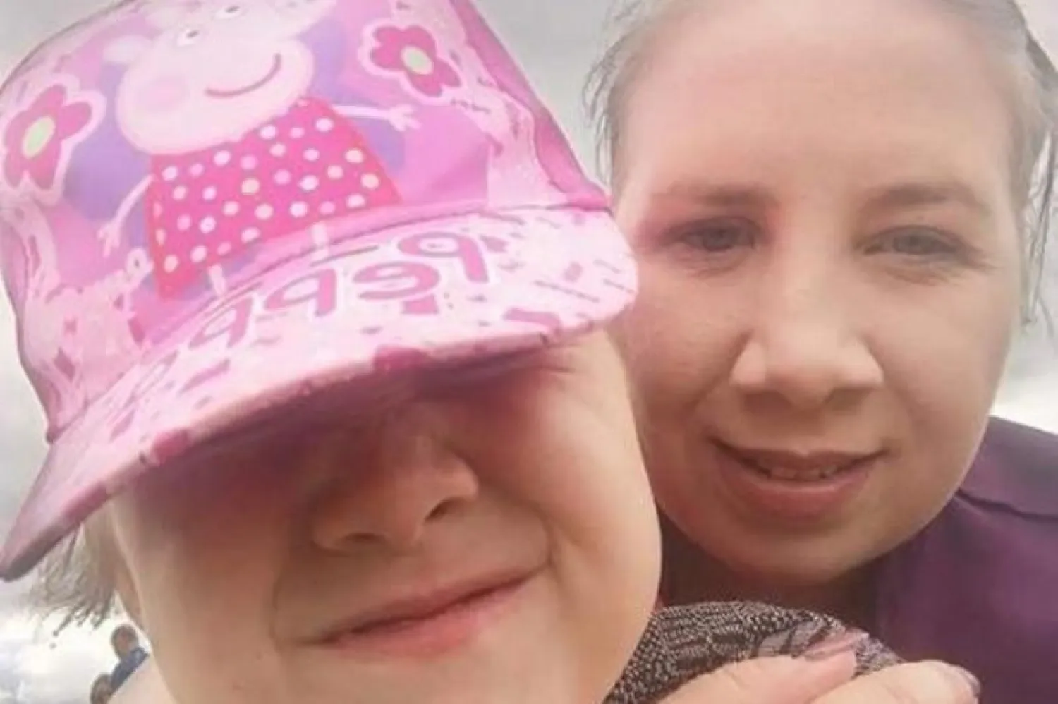 كاثرين فينيكس وابنتها (ميرور)