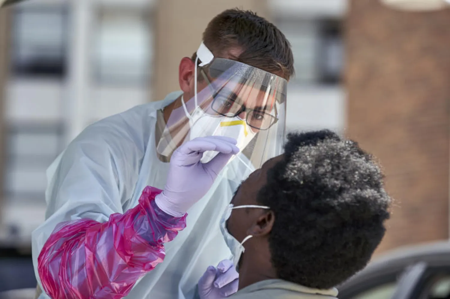 ممرض يجري اختبار الكشف عن فيروس «كورونا» لأحد المشتبه بإصابتهم في الولايات المتحدة (أ.ب)