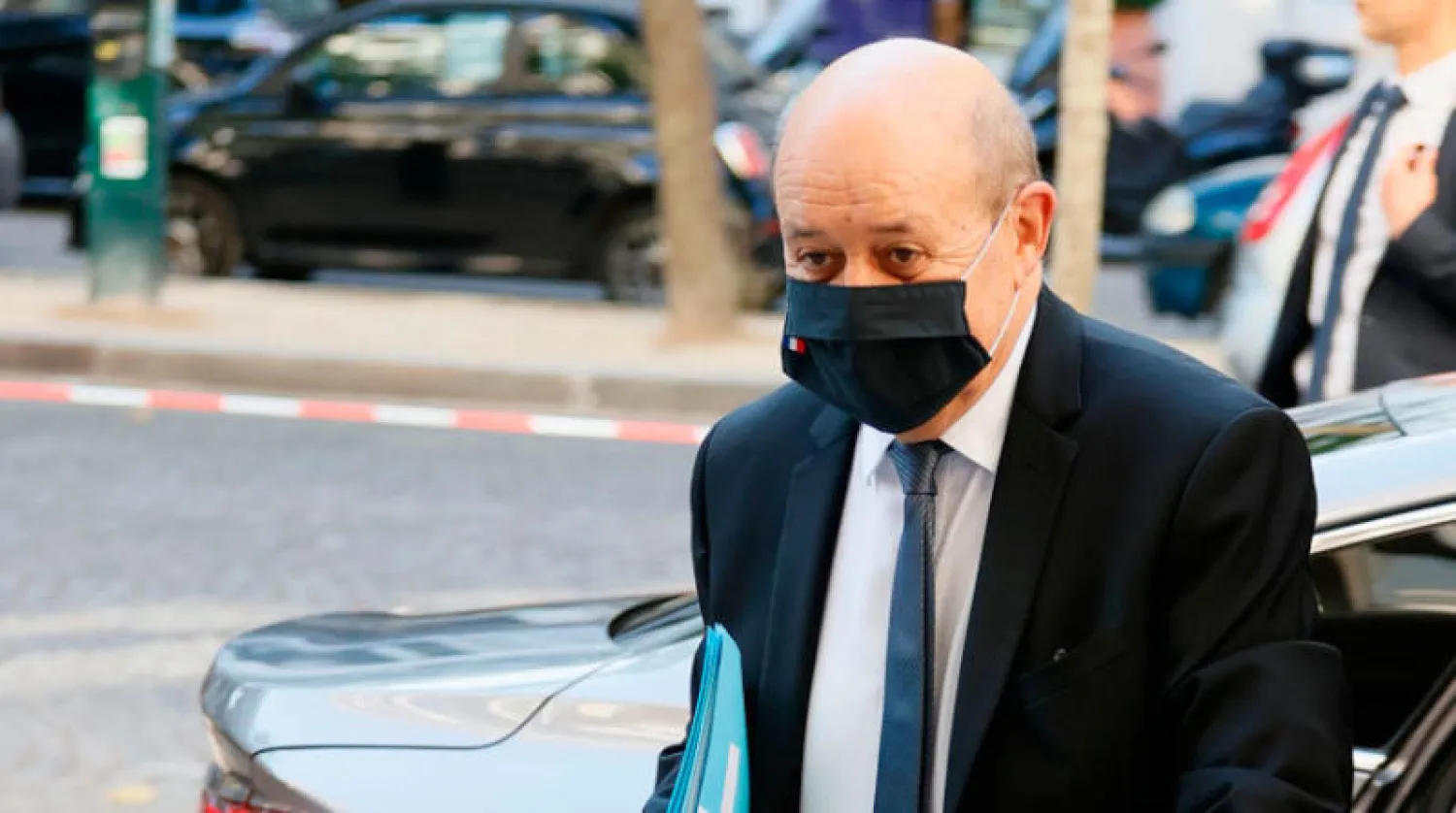 وزير الخارجية الفرنسي لو دريان عند وصوله أمس لحضور اجتماع للحكومة (أ.ف.ب)