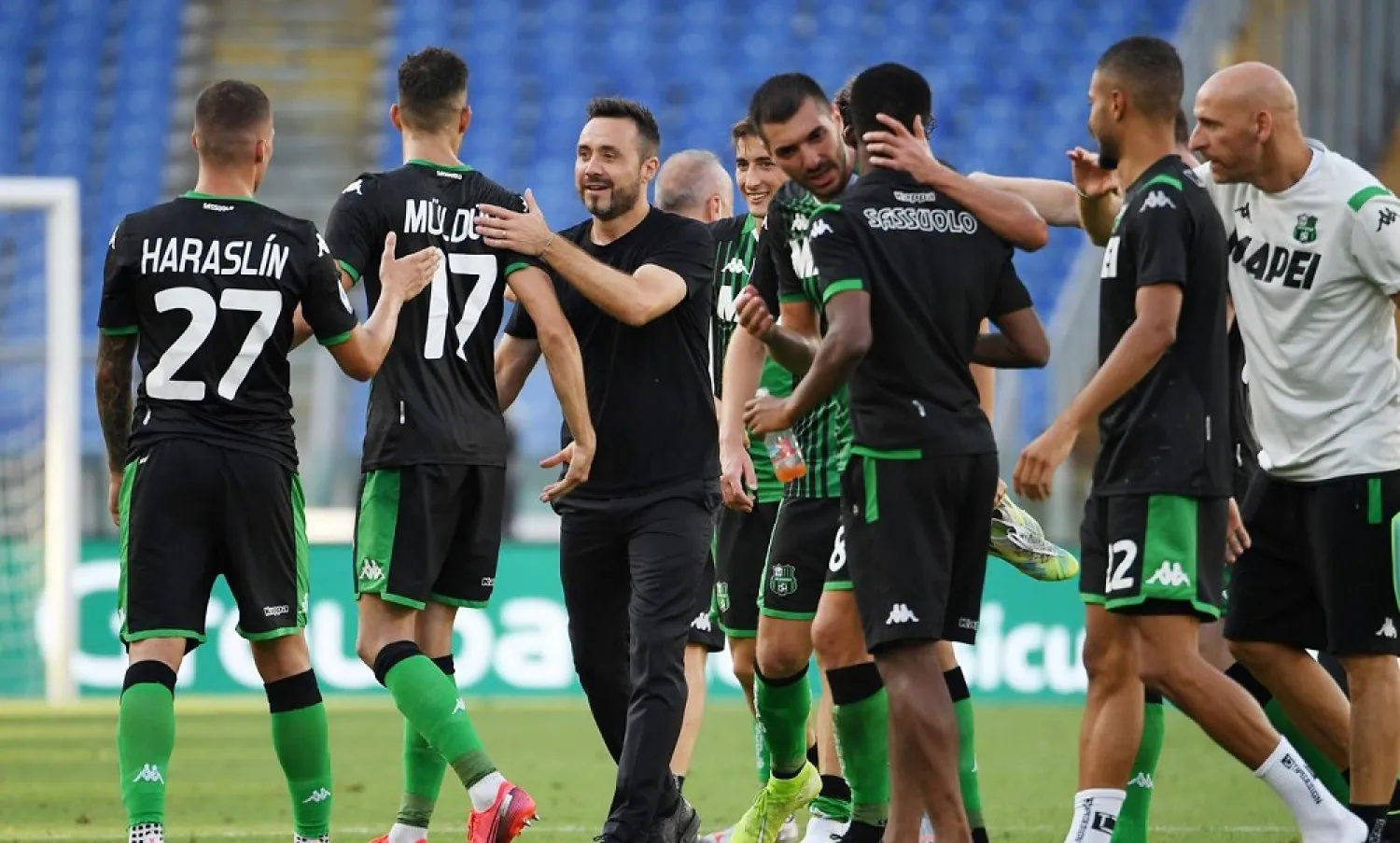 Sassuolo coach Roberto De Zerbi celebrates after the match with his players. (Reuters)