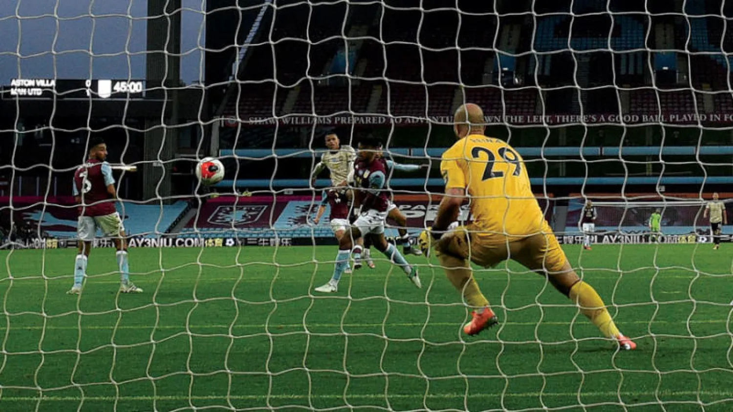 غرينوود في المنتصف يسدد محرزاً ثاني أهداف يونايتد في مرمى أستون فيلا (أ.ف.ب)