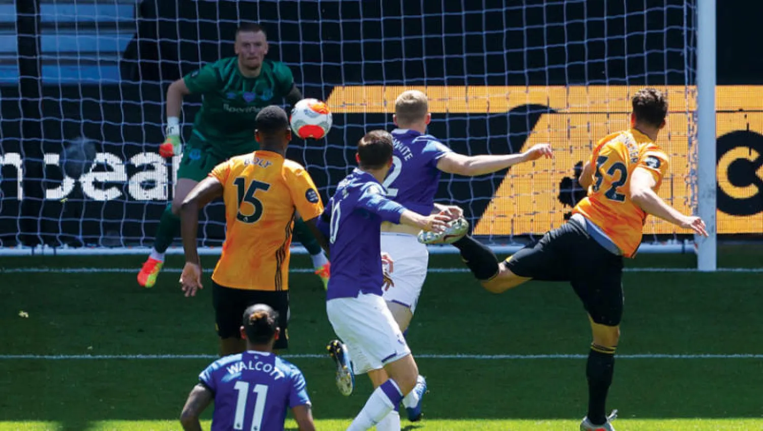 ديندونكير لاعب وولفرهامبتون (يمين) يسجل ثاني أهداف فريقه في مرمى إيفرتون (رويترز)