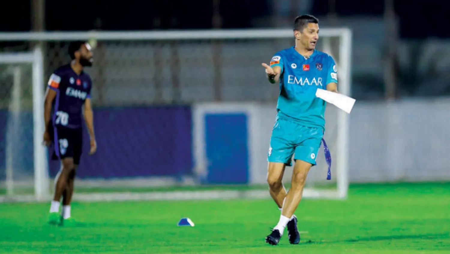 رازفان يوجه لاعبي الهلال خلال التدريبات (الشرق الأوسط)