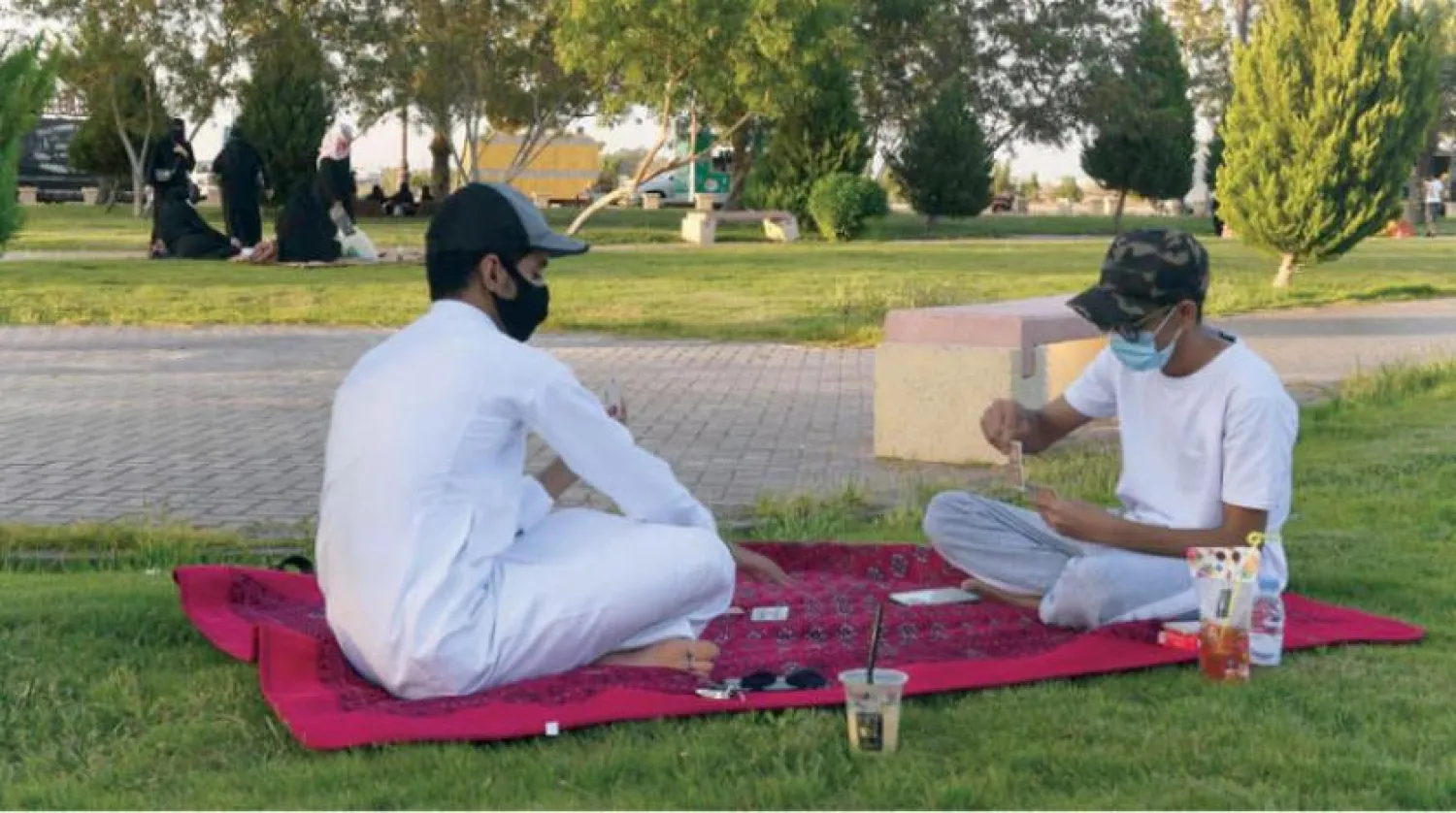 Tebuk Bölgesi’ndeki park ve bahçelerde sosyalleşen insanlar (SPA)
