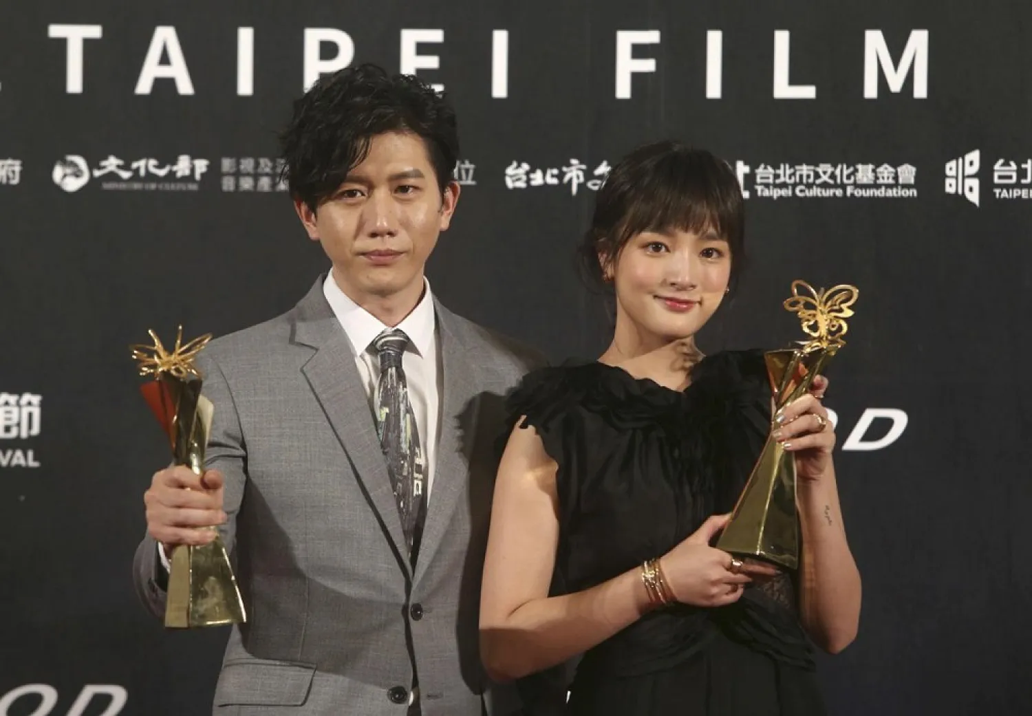 Taiwanese actress Gingle Wang, right, and Taiwanese actor Mo Tzu-yi hold their awards for Best Actress and Best Actor at the 2020 Taipei Film Festival in Taipei, Taiwan, July 11, 2020. (AP)