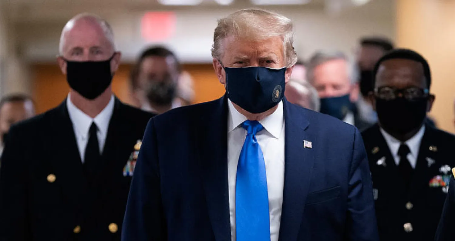 الرئيس الأميركي ارتدى كمامة لدى زيارته مستشفى عسكرياً السبت (إ.ب.أ)