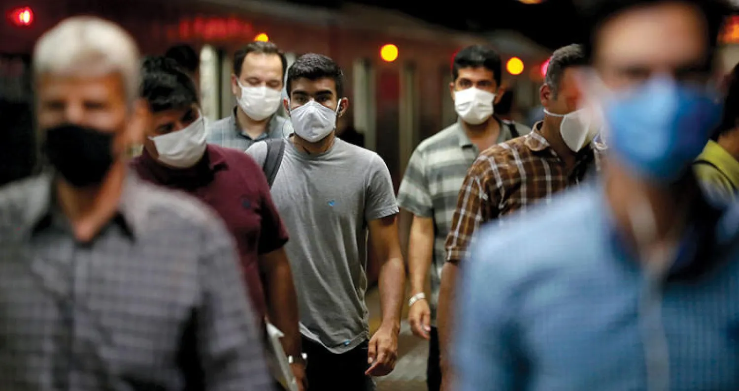 إيرانيون يرتدون كمامات في محطة «مترو» بطهران الأربعاء (أ.ب)