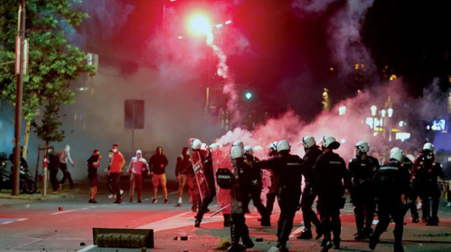 Çarşamba günü Sırbistan’ın başkenti Belgrad'da hükümetin koronavirüs salgınını yönetim şekline karşı yapılan protesto gösterileri (AP)