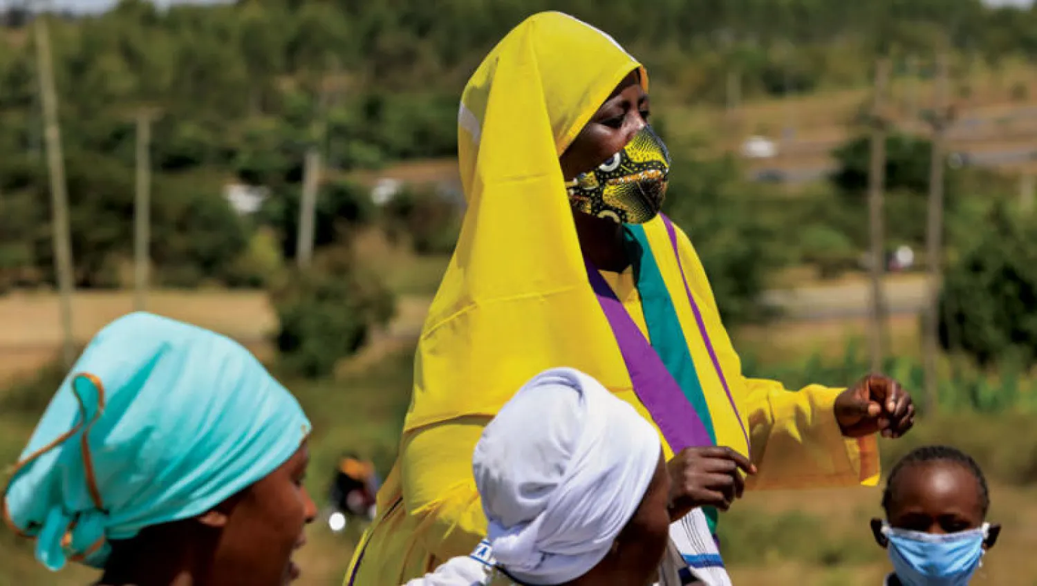 بعد منع الصلاة داخل الكنائس في كينيا يؤدي المصلون الصلاة في الهواء الطلق (إ.ب.أ)