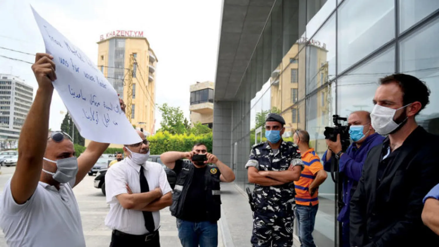 تجمع أمام السفارة الألمانية في بيروت أمس للمطالبة بمنح تأشيرات للراغبين في الهجرة من لبنان (إ.ب.أ)
