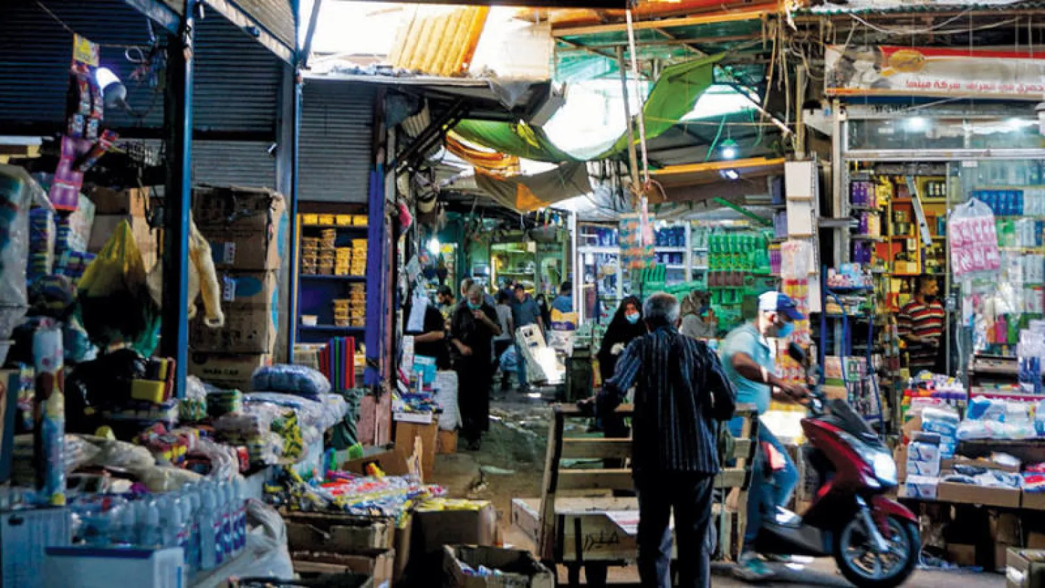 متسوقون في بغداد أمس (أ.ف.ب)