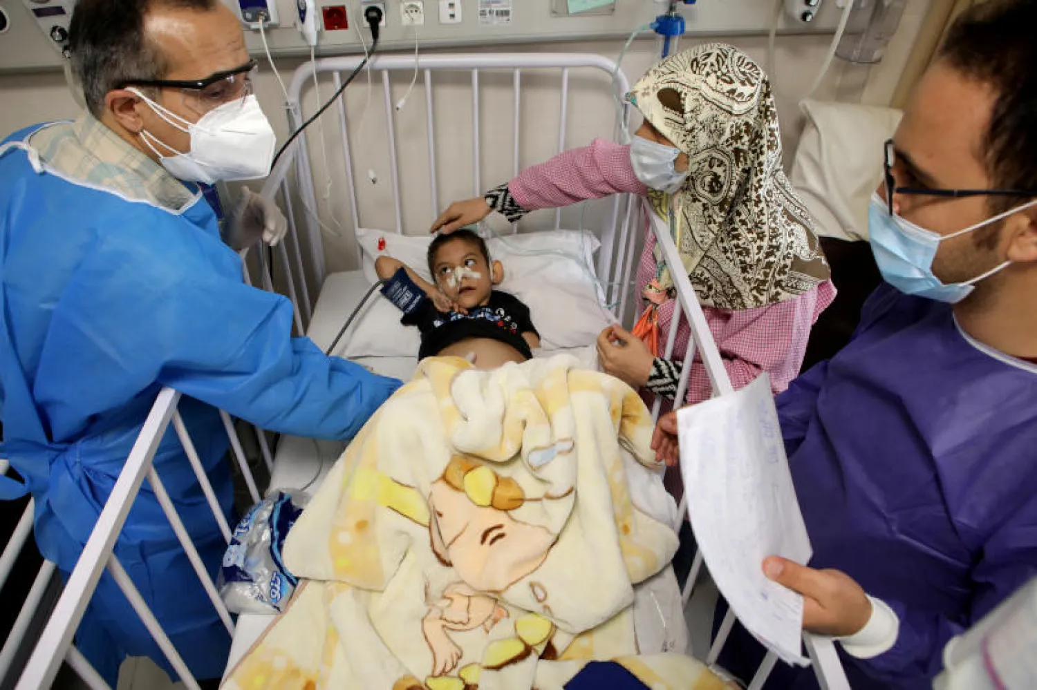 طفل يشتبه في إصابته بالفيروس يتلقى العلاج في مستشفى للأطفال بالعاصمة طهران (رويترز)