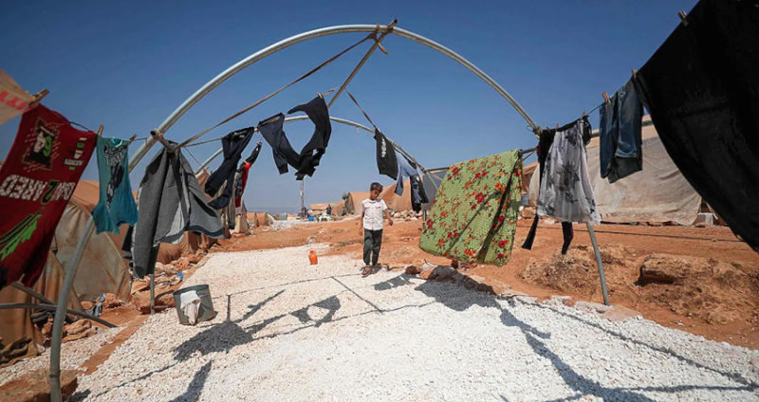 طفل في مخيم معرة مصرين يضم نازحين من حلب وإدلب (أ.ف.ب)