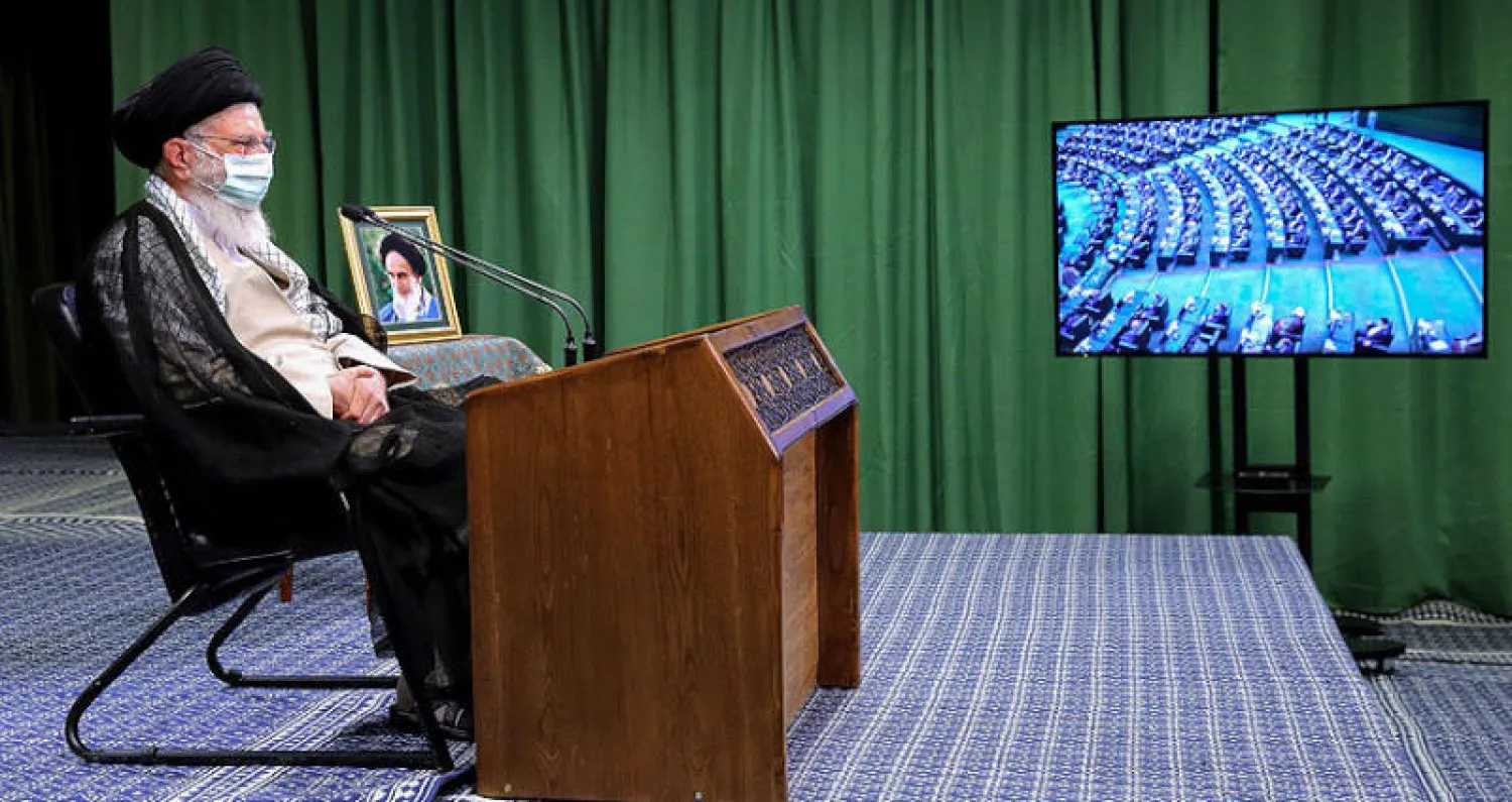 خامنئي يتحدث أمام النواب عبر تقنية الفيديو أمس (أ.ف.ب)