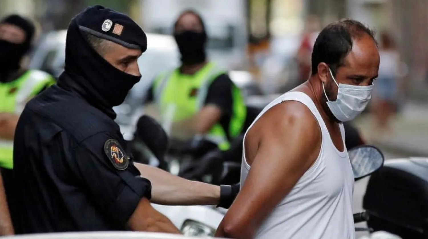 İspanyol polisi zanlılarından birini tutuklarken (EPA)