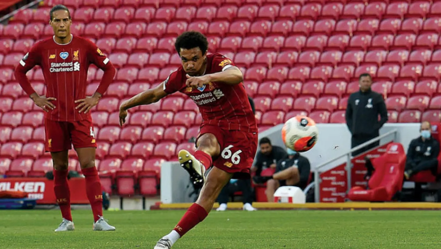 في فريق ليفربول الحالي يلعب المدافعون أحياناً كمهاجمين والعكس صحيح (غيتي)