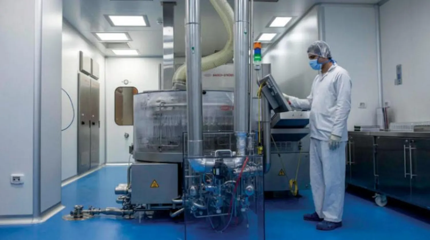 Yerel olarak Remdesivir ilacını üreten Mısırlı bir şirkette ilaç üretimi uzmanı (AP)