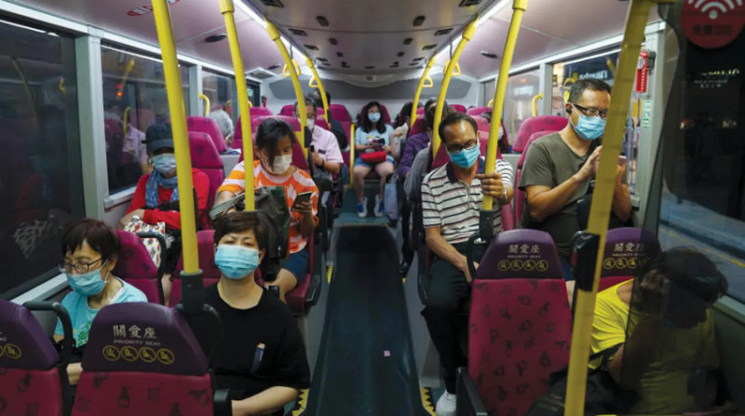 ركاب مقنعون في أحد قطارات هونغ كونغ (رويترز)