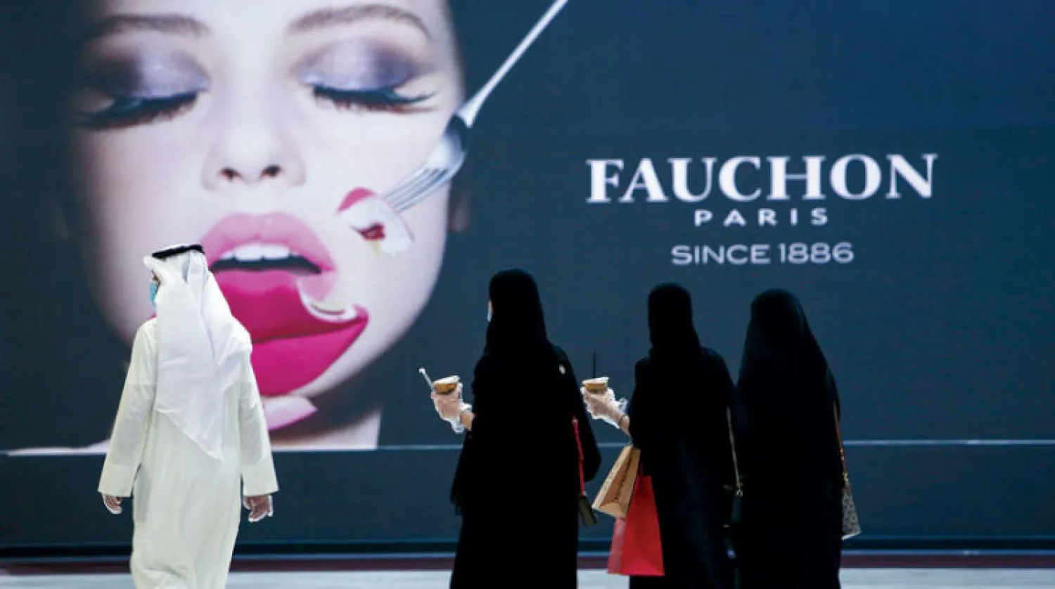 متسوقون في أحد مراكز التسوق في الكويت الأسبوع الماضي (أ.ف.ب)