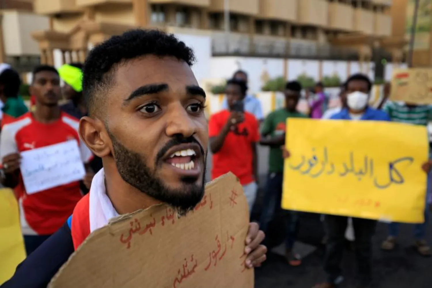 متظاهر خلال احتجاج خارج نقابة المهنيين السودانيين مطلع يوليو الجاري تضامناً مع أهالي  دارفور(ا.ف.ب)