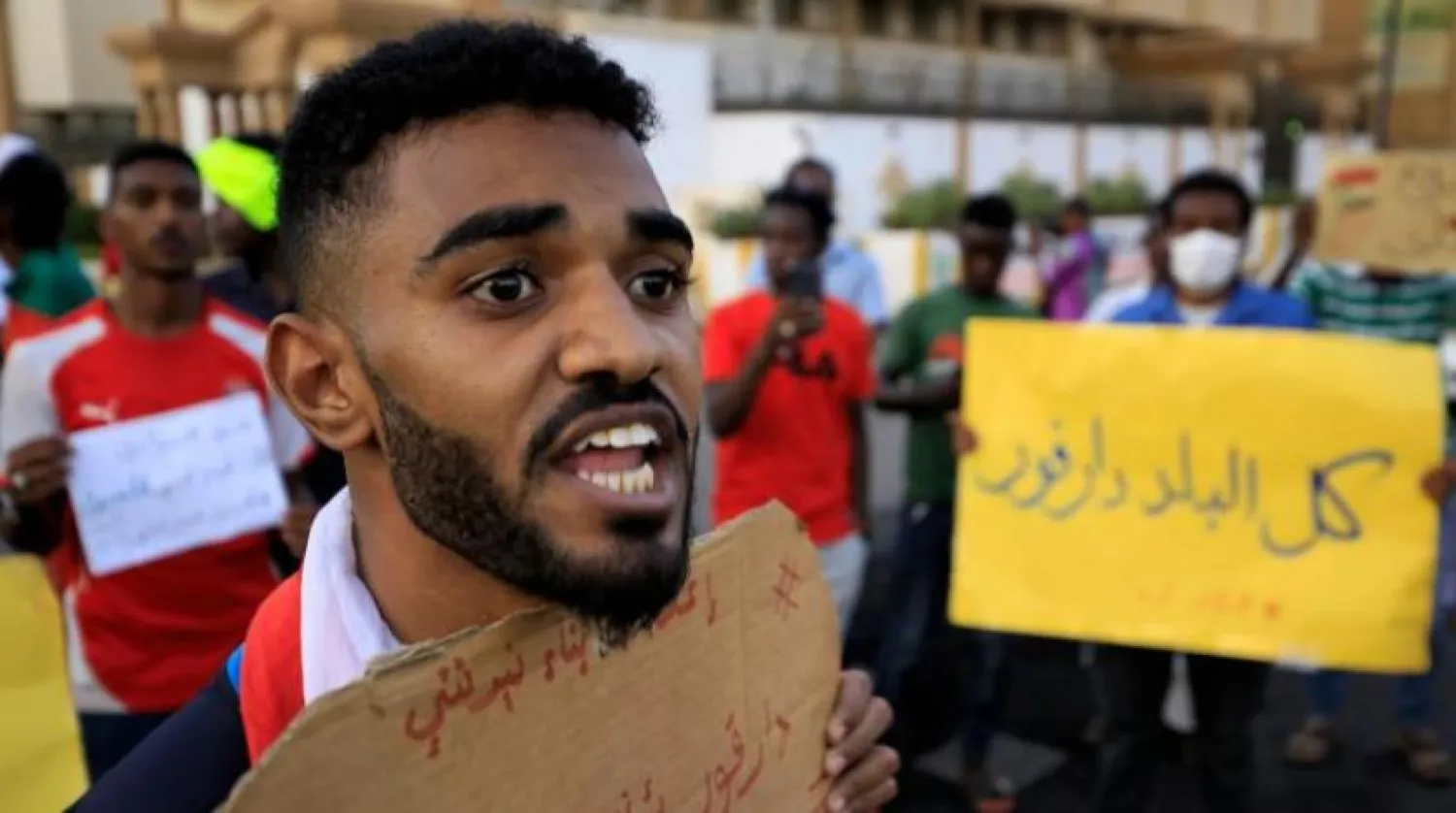 Temmuz ayı başında bir protesto sırasında Darfur halkıyla dayanışma içindeki bir protestocu  (AFP)
