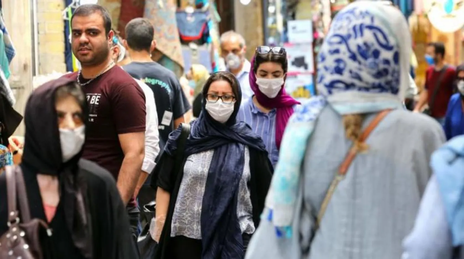 Tahran sokaklarında maske takan İranlılar (AFP)