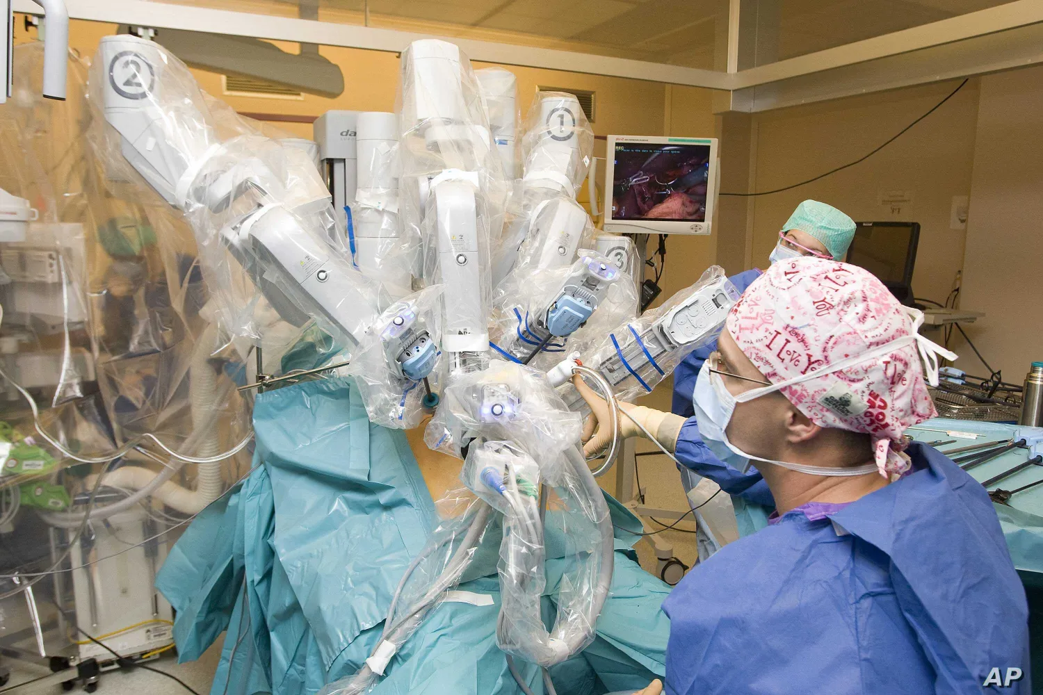 Surgeons use the robot da Vinci to aid a hernia
operation, at the University Hospital Geneva, in Geneva, Switzerland,
Nov. 13, 2008. AP.