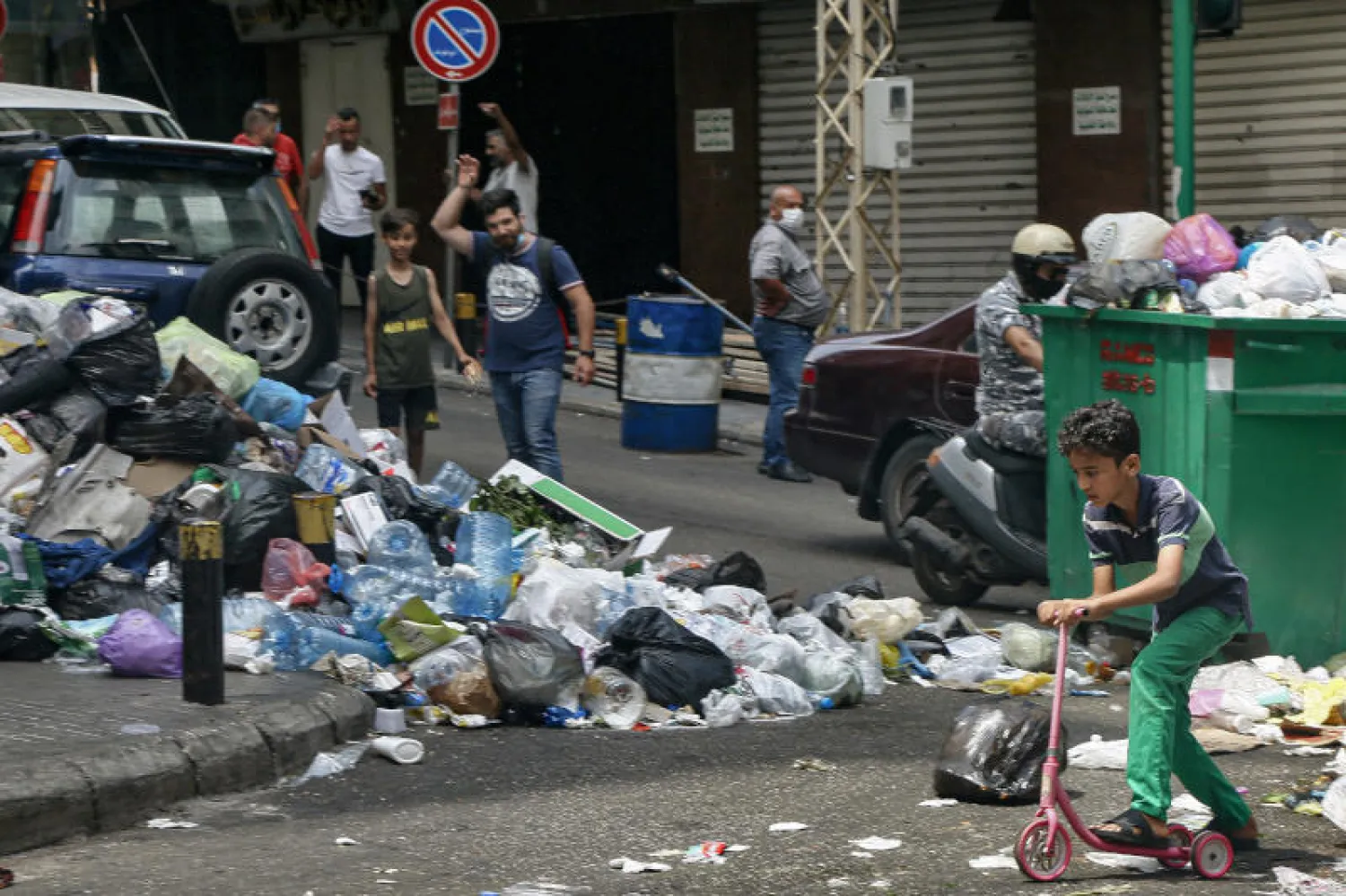 نفايات في أحد شوارع بيروت (د.ب.أ)