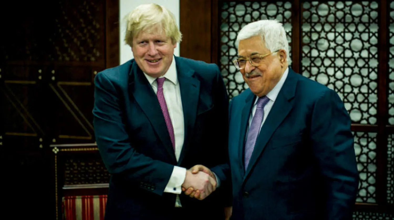 جونسون وزير خارجية بريطانيا آنذاك التقى الرئيس عباس في رام الله عام 2017 (غيتي)