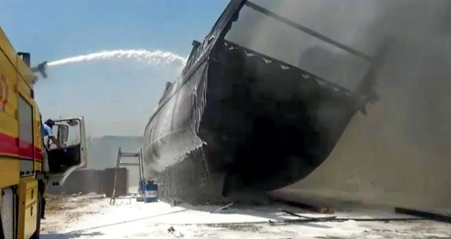 من عمليات إطفاء السفن المحترقة بميناء بوشهر أمس (أ.ف.ب)