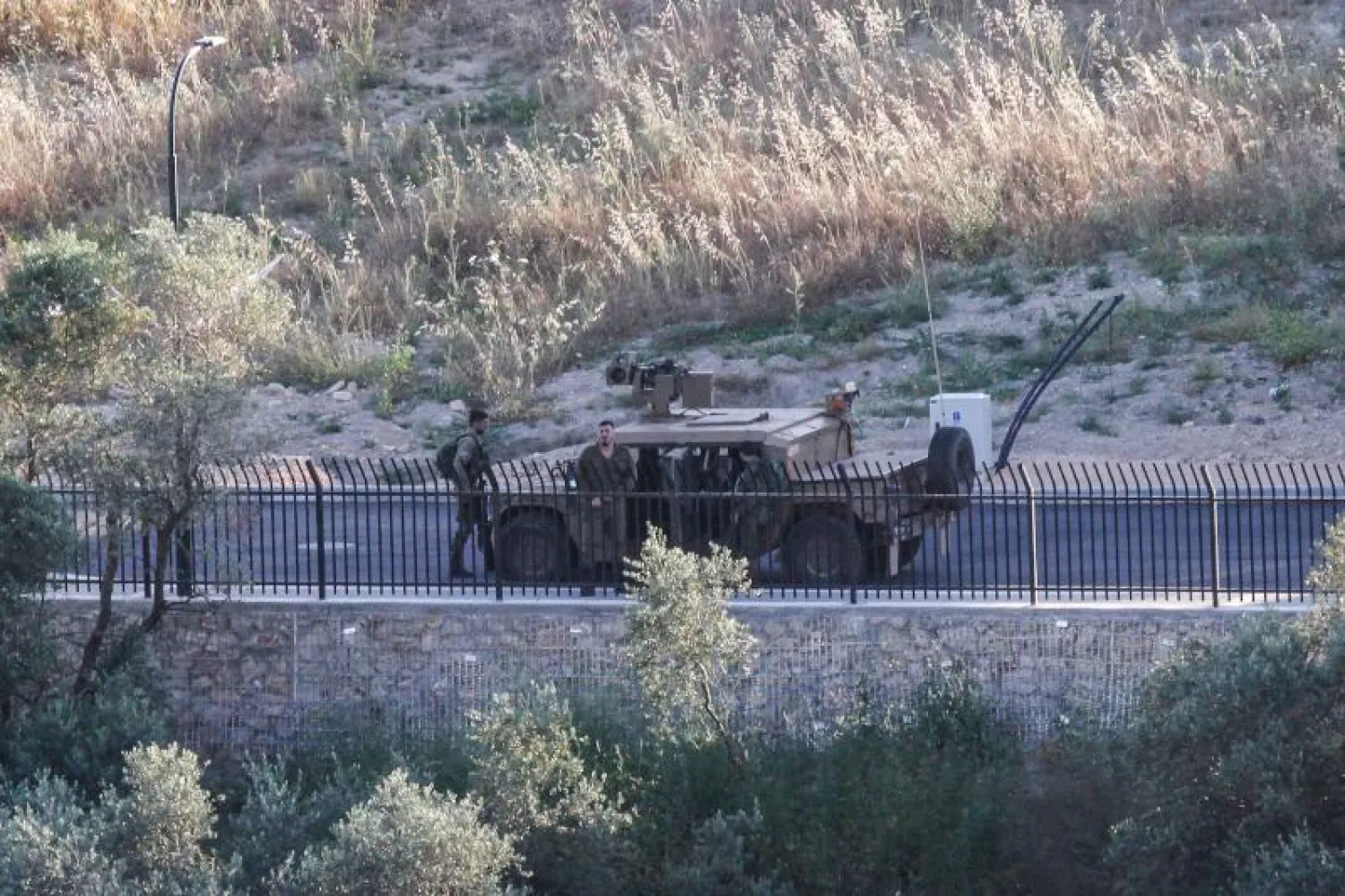 جنود إسرائيليون خارج عربتهم على الحدود مع لبنان (أ.ف.ب)