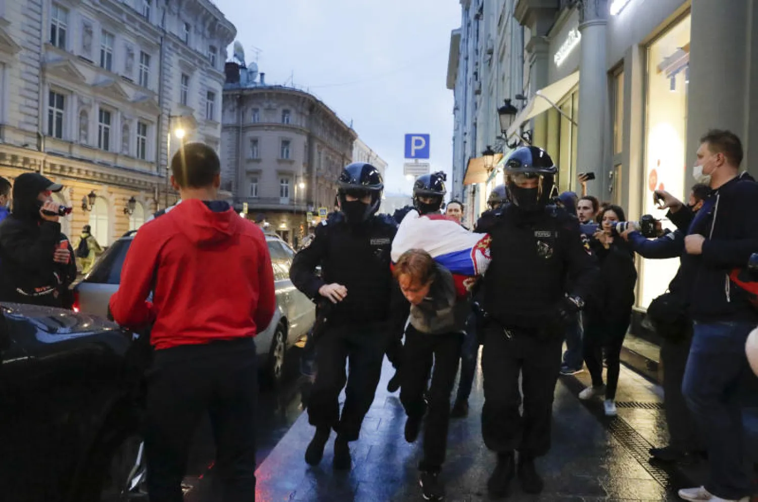 الشرطة تعتقل محتجاً خلال مسيرة تدعو لإلغاء نتائج التصويت على الإصلاحات الدستورية بساحة بوشكين في موسكو (أ.ف.ب)