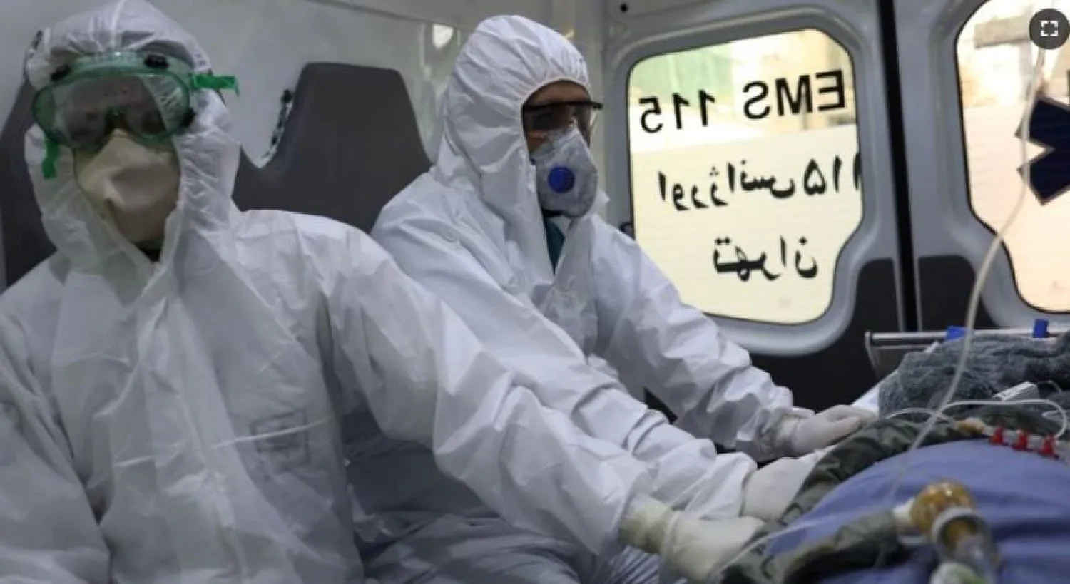 أفراد من الطاقم الطبي الإيراني للطوارئ ينقلون مريضاً بفيروس كورونا إلى مستشفى طهران (رويترز)