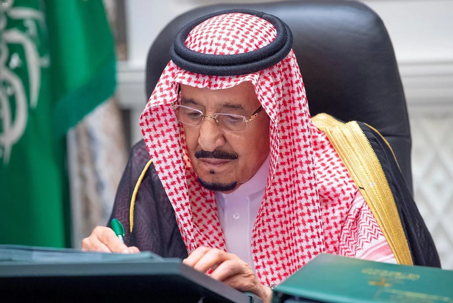 King Salman chairs a virtual cabinet meeting. (SPA)