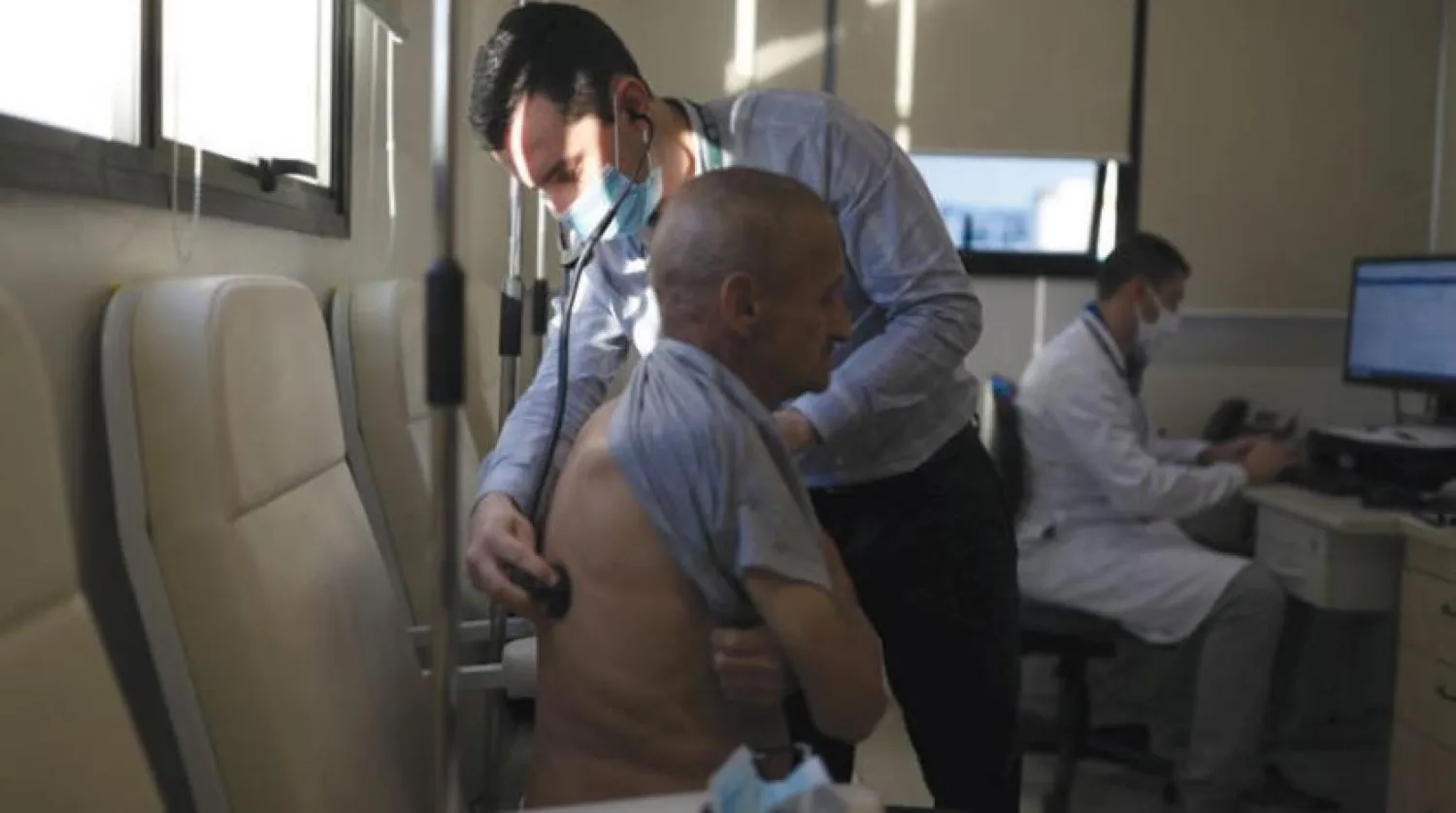 Oxford Üniversitesi’nin aşı programı kapsamında Sao Paulo’da bir gönüllüyü kontrol eden bir doktor (Reuters)