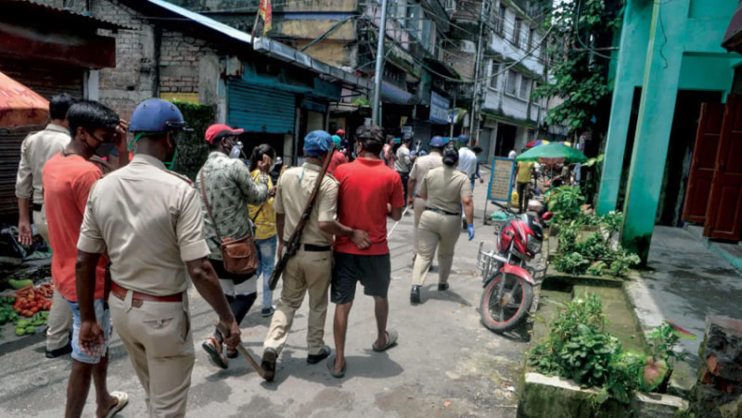 الشرطة الهندية توقف مخالفين لقرار الحظر (أ.ف.ب)