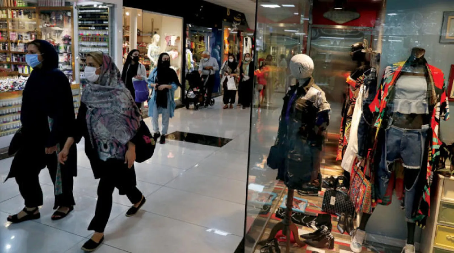 إيرانيون في مركز تسوق في طهران (إ.ب.أ)