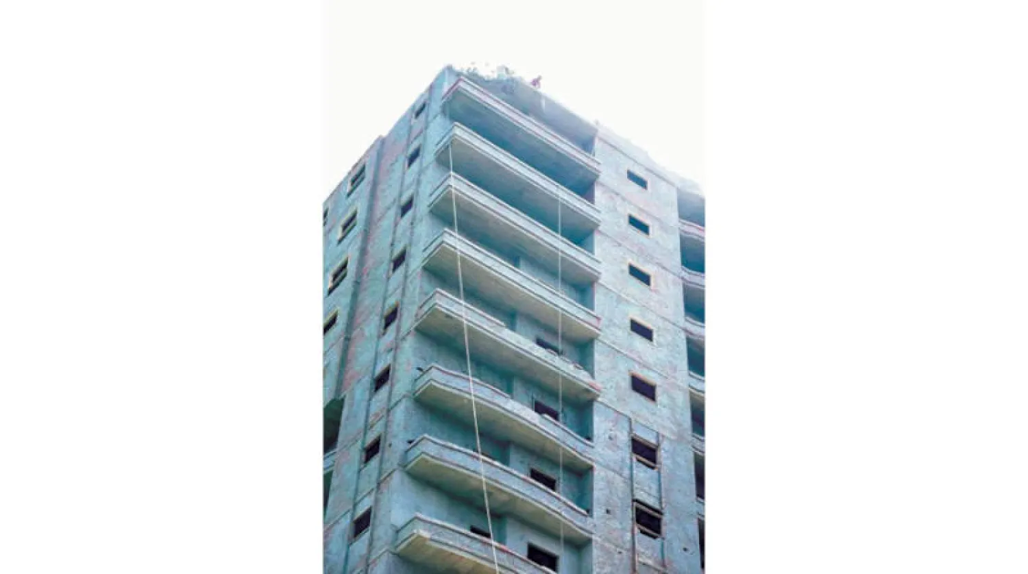 إزالة أدوار بإحدى البنايات في محافظة الشرقية بدلتا مصر (من صفحة وزارة التنمية المحلية)